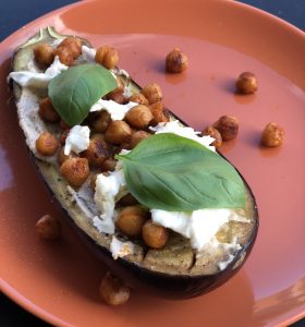 Aubergine met geroosterde kikkererwten recept